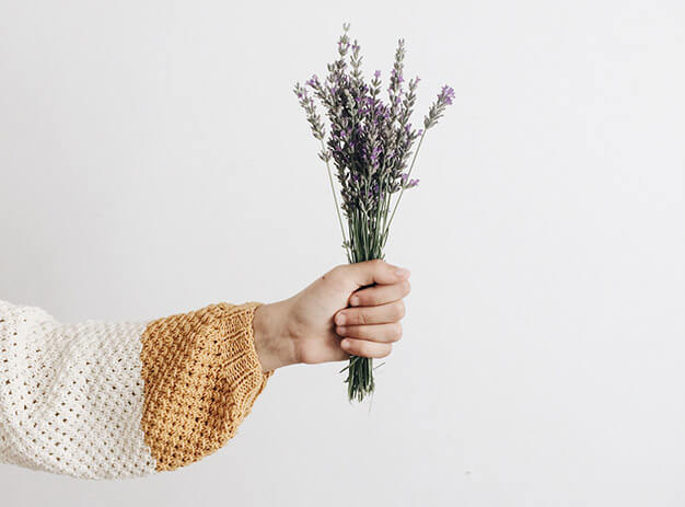ラベンダーを持つ手