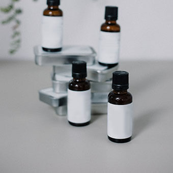 様々なアロマオイルの瓶