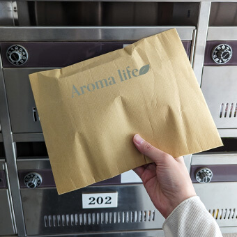 小包を差し出す手